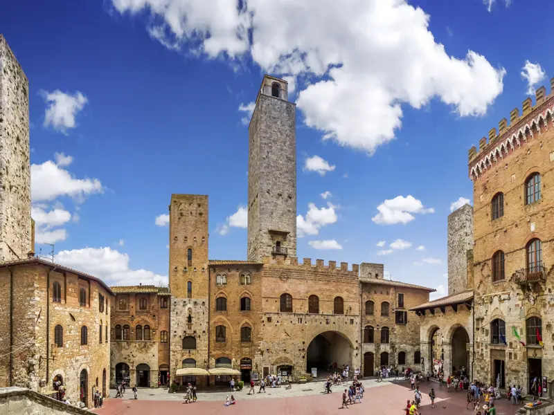 Lebendiges Mittelalter erleben wir auf unserer Studienreise in die Toskana in San Gimignano, wo die berühmten Geschlechtertürme den Stolz der Erbauerfamilien bis heute festhalten.