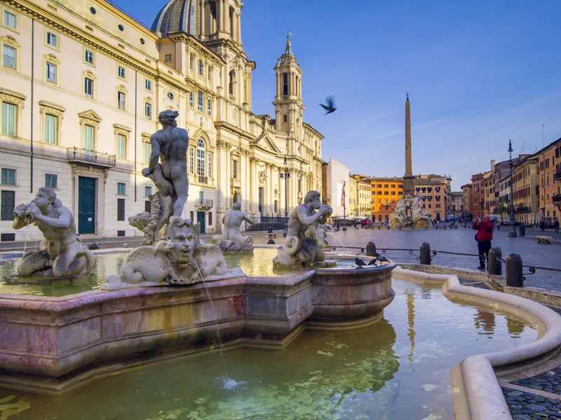 Im frühen Morgenlicht ist es noch einsam auf der sonst so belebten Piazza Navona mit ihren drei Brunnen und der eindrucksvollen Barockfassade von Sant'Agnese - auf unserer klassischen Studienreise nach Rom bewundern auch wir die Schönheit des Platzes.