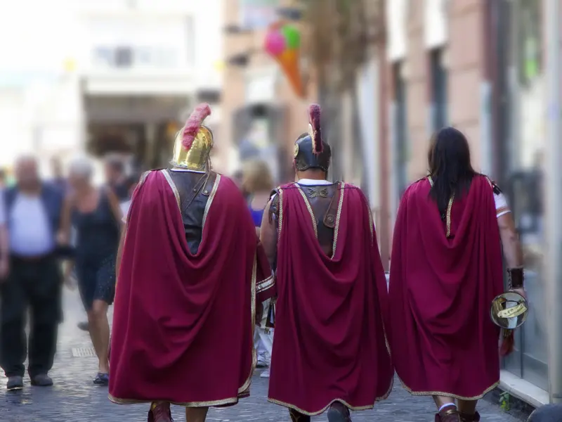 Auch wenn die Legionäre, die man heute in Rom sieht, ihren Sold mit Touristenfotos verdienen: Eine Reise in die Ewige Stadt ist auch immer eine Zeitreise in die Vergangenheit - so auch auf unserer klassischen achttägigen Studienreise nach Rom.