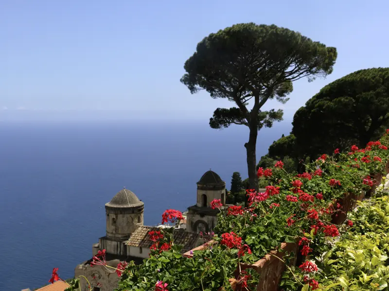 Auf unserer Studienreise an die Amalfiküste kommen wir auch nach Ravello und genießen von dort den weiten Blick aufs Meer.