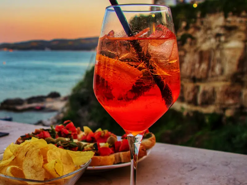 Ein Aperol-Sprizz als Aperitif zum Ausklang eines wunderschönen Tages in Apulien macht unsere Reise komplett.