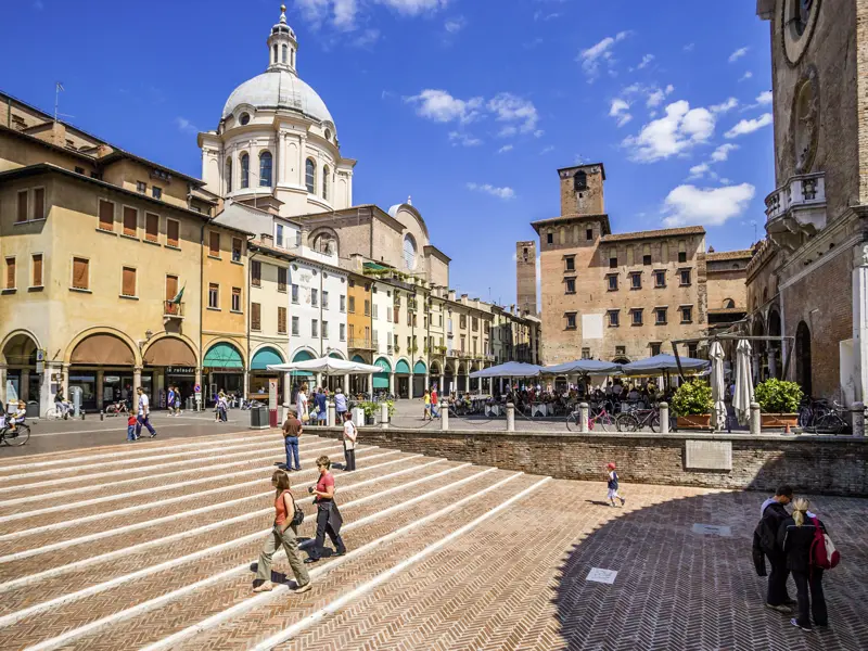 Ein Reigen lebenswerter, lebendiger Städte auf unserer Studiosus-Reise durch die Lombardei: eine davon ist Mantua, glanzvolle Residenzstadt der Gonzaga; neben den Kunstschätzen genießen wir auch das Leben in der Stadt.