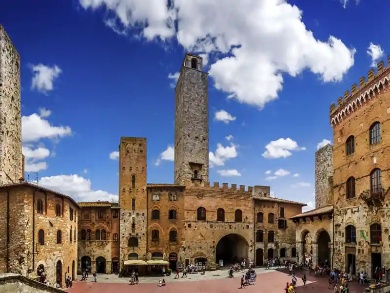 Lebendiges Mittelalter erleben wir auf unserer Wander-Studienreise in die Toskana in San Gimignano, wo die berühmten Geschlechtertürme den Stolz der Erbauerfamilien bis heute festhalten.