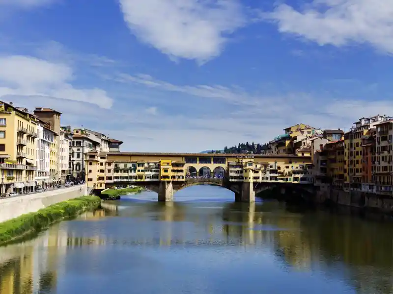 Auf unserer zehntägigen Wander-Studienreise spazieren wir natürlich auch über die berühmte Ponte Vecchio, eines der Wahrzeichen von Florenz.