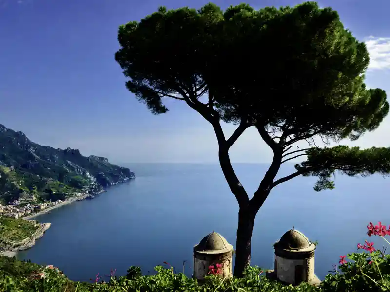 Auf der zehntägigen Wander-Studienreise an den Golf von Neapel und die Amalfiküste kommen wir auch an die Amalfitana: Wunderbar ist der Blick von Ravello aus auf den Küstenabschnitt.