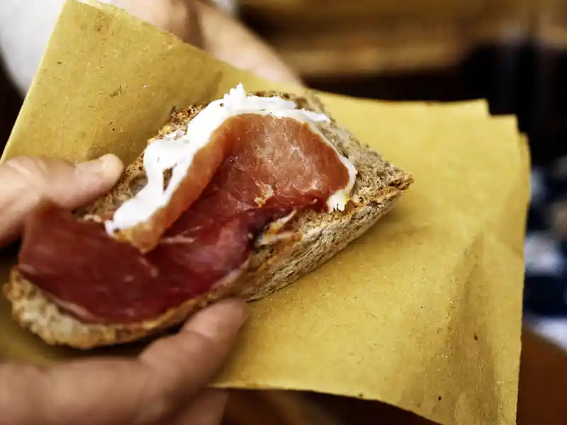 Verwöhnen Sie sich auf Ihrer Wanderreise nach Italien  immer wieder mit kleinen Häppchen, wie z. B. einer typisch italienischen Bruschetta mit luftgetrocknetem Schinken!