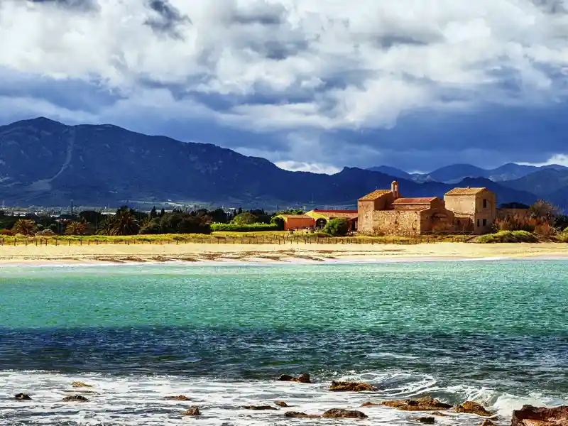 Unsere elftägige Wander-Studienreise Sardinien - Nuraghen und Naturerlebnis bietet eine schöne Mischung aus Natur- und Kulturerlebnissen. Hier ein Landschaftspanorama an der malerischen Costa del Sud.