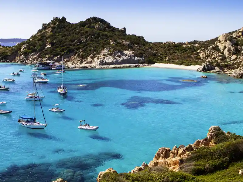 Auf unserer elftägigen Wander-Studienreise nach Sardinien können Sie auch mal an einem der schönen Strände baden gehen oder relaxen.