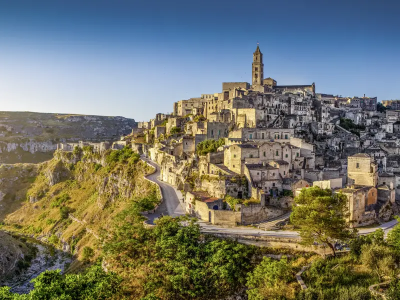 Auf unserer zwölftägigen Wander-Studienreise Apulien - aktiv erleben besuchen wir auch die malerische Felsenstadt Matera mit ihren weltberühmten Höhlensiedlungen, den Sassi (UNESCO-Welterbe).