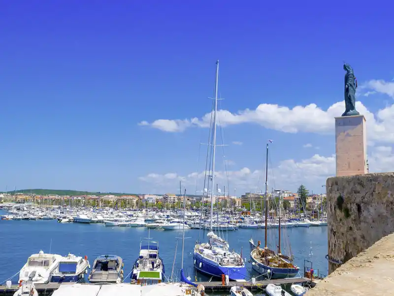 Auf unserer Studoienreise nach Sardinien erleben Sie die landschaftlichen und kulturellen Höhepunkte der Insel. Malerisch: der Hafen von Alghero im Nordwesten Sardiniens.