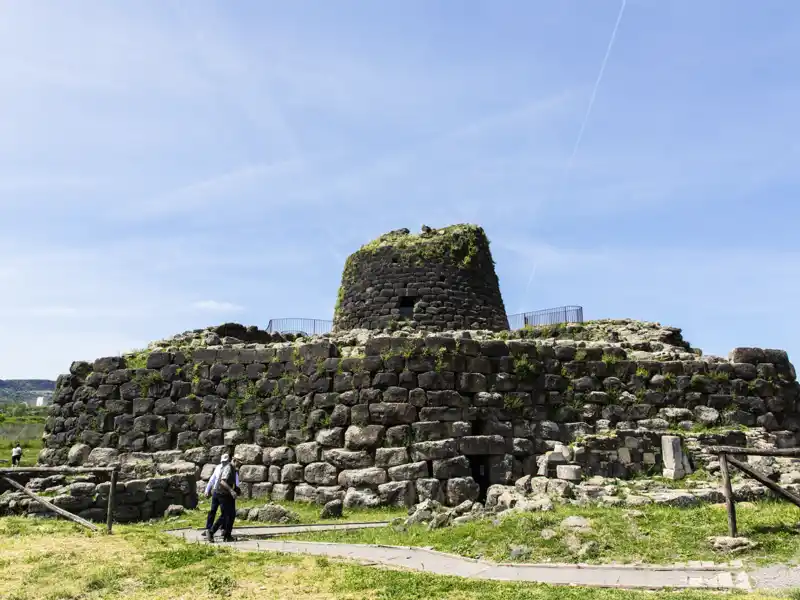 Einzigartig sind die prähistorischen Bauten der Nuraghen auf Sardinien. Die Nuraghe Santu Antine ist eines der besterhaltenen Beispiele dafür - zu erleben auf unserer Studienreise auf Sardinien!