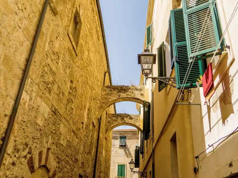 Auf unserer Studienreise nach Sardinien erleben Sie  die  landschaftlichen und kulturellen Höhepunkte der Insel. Wir streifen auch durch die romantischen Gassen der Altstadt von Alghero.