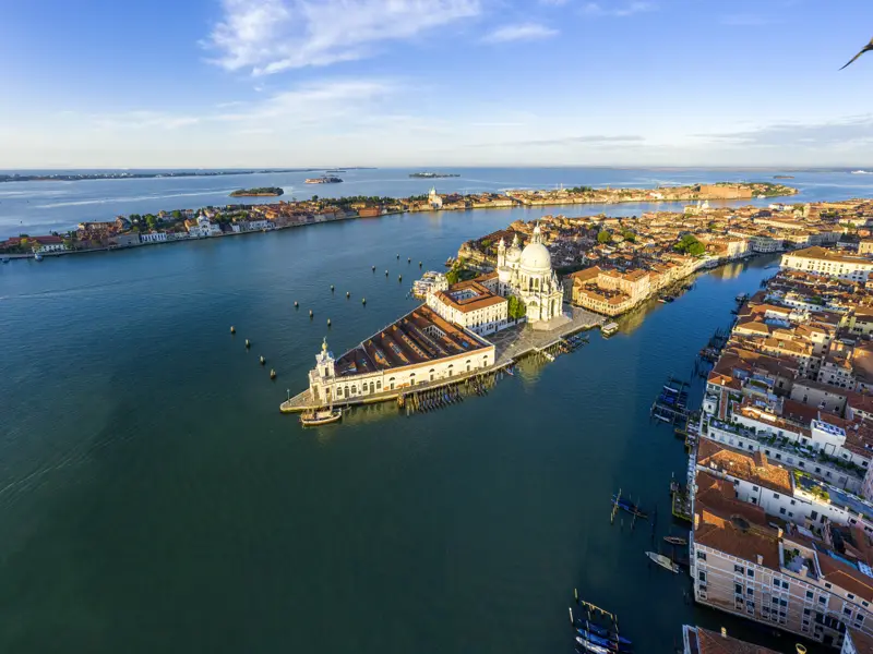 Santa Maria della Salute begrüßt uns im Morgenlicht auf unserer Studienreise ins Veneto.