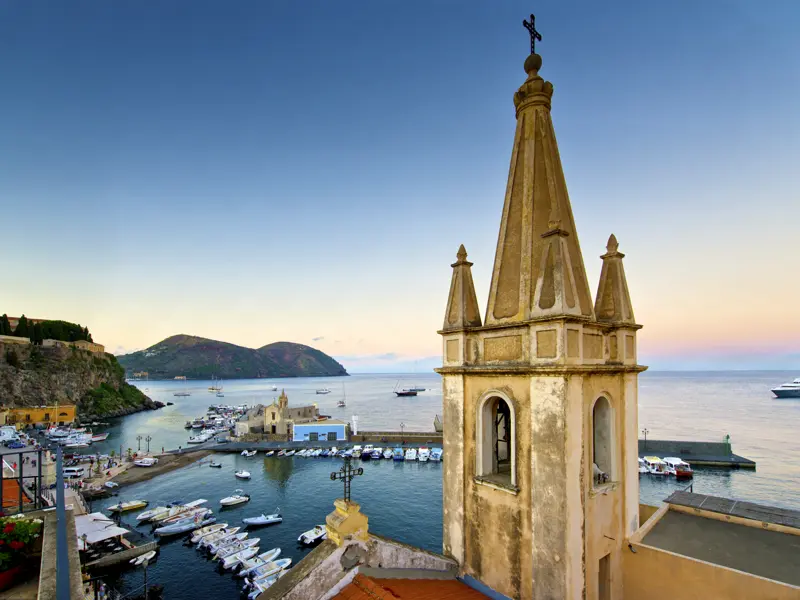 Auf unserer Studienreise durch die Äolischen Inseln kommen wir auch nach Lipari. Hier können wir im Hafen der Marina Corta eine Pause einlegen.