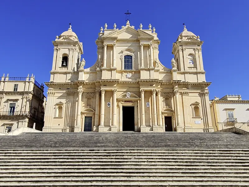 Bei dieser umfassenden Studienreise durch Sizilien stechen die zahlreichen barocken Kirchen ins Auge; hier ein schönes Exemplar in Noto.