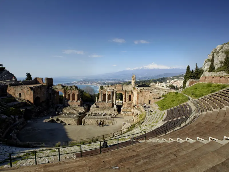 Zum Reisefinale nach Taormina: Ist die Jetset-Ära auch längst passé, die Stadtkulisse bietet nach wie vor reichlich Glamour. Der Blick aufs schönste Bühnenbild Siziliens im griechisch-römischen Theater ¿ die "vista sul mare" mit dem Kegel des Ätnas ¿ ist ein ganz besonderer Höhepunkt unserer Studienreise.