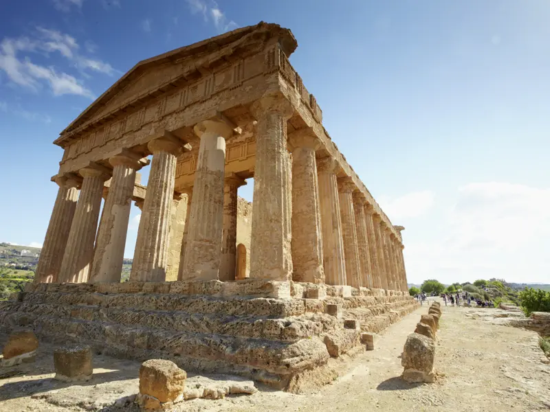 In Tempeltal von Agrigent (UNESCO-Welterbe) zelebrierten griechische Einwanderer einen verfeinerten Lebensstil. Zwischen den Heiligtümern ihrer Götter gehen wir noch einmal auf Zeitreise, während sich im Hintergrund die Skyline des modernen Agrigent erhebt.