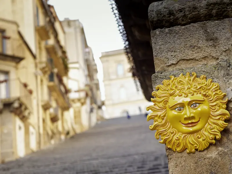 Natürlich freuen wir uns auf unserer Studienreise über die wichtigen Sehenswürdigkeiten Siziliens. Doch oft sind es die kleinen Dinge, die uns lächeln lassen. Diese Sonne strahlt jedenfalls das ganze Jahr über.