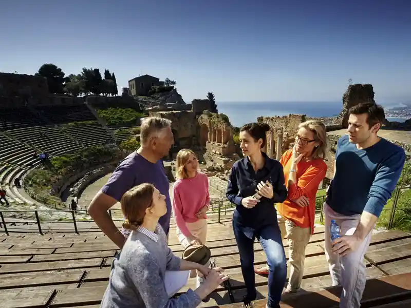 Zum Finale unserer Studienreise auf Sizilien besuchen wir Taormina. Der Blick auf das schönste Bühnenbild Siziliens im griechisch-römischen Theater ist ein ganz beeindruckender Höhepunkt unseres Trips über die Insel.