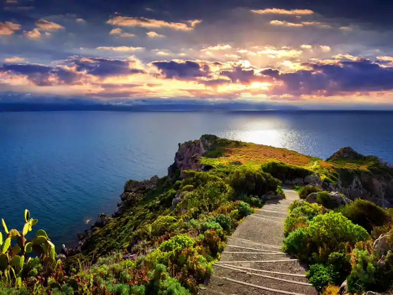 Die Wanderungen während unserer Studienreise auf Sizilien führen auch an der Küste entlang. Der Ausblick auf Küste und Meer verzaubert bei Sonnenuntergang.