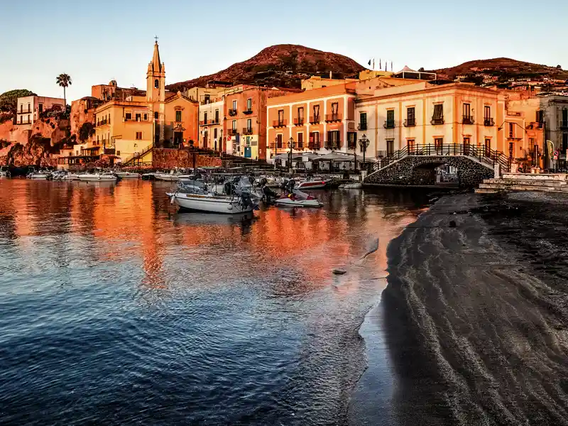 Auf unserer Wander-Studienreise zu den Äolischen Inseln verbringen wir drei Nächte auf Lipari. Wie wäre es nach der Tour über die Insel mit einem Bummel am Hafen entlang?