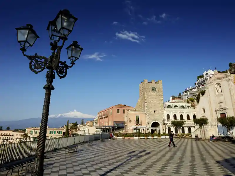 Auf unserer Studienreise nach Sizilien besuchen wir Taormina und staunen über sein prächtiges Panorama. Taorminas Stadtkulisse bietet nach wie vor reichlich Glamour - und der Ätna ist auch nicht weit!