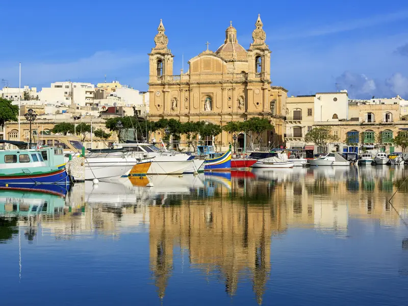 Barocke Kirchen aus dem typischen gelben Sandstein begegnen Ihnen bei der Studienreise auf Malta in jedem Ort - hier die neobarocke St.-Joseph-Parish-Kirche im Yachthafen von Msida.