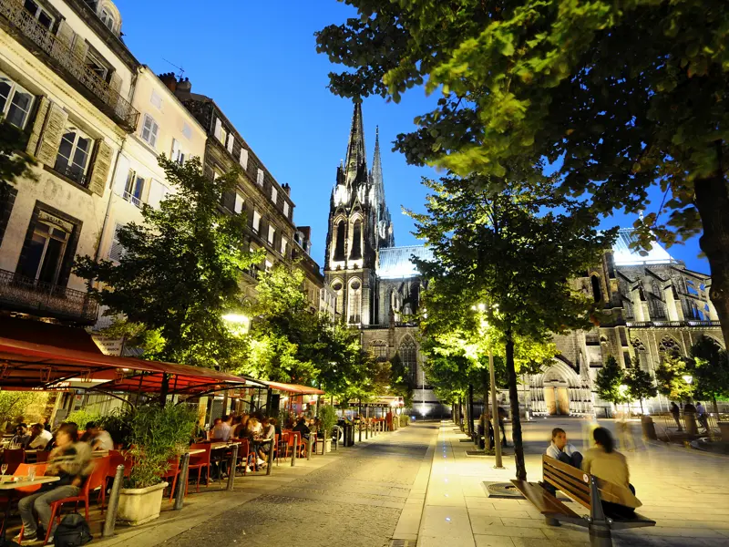 Clermont-Ferrand, Heimat der Michelin-Sterne, ist einer unserer Übernachtungsorte während unserer Studienreise in die Auvergne und ins Périgord. Die berühmte schwarze Kathedrale beherrscht das Stadtbild.