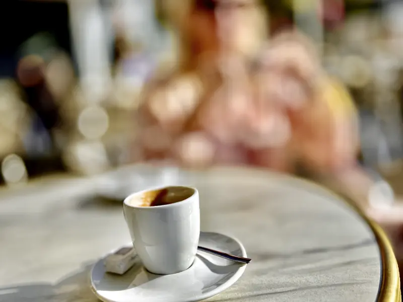 Genießen Sie auf Ihrer Studienreise in die Auvergne und ins Périgord einen Espresso in einem der Straßencafés und lassen Sie dabei "tout le monde" an sich vorbeiflanieren.