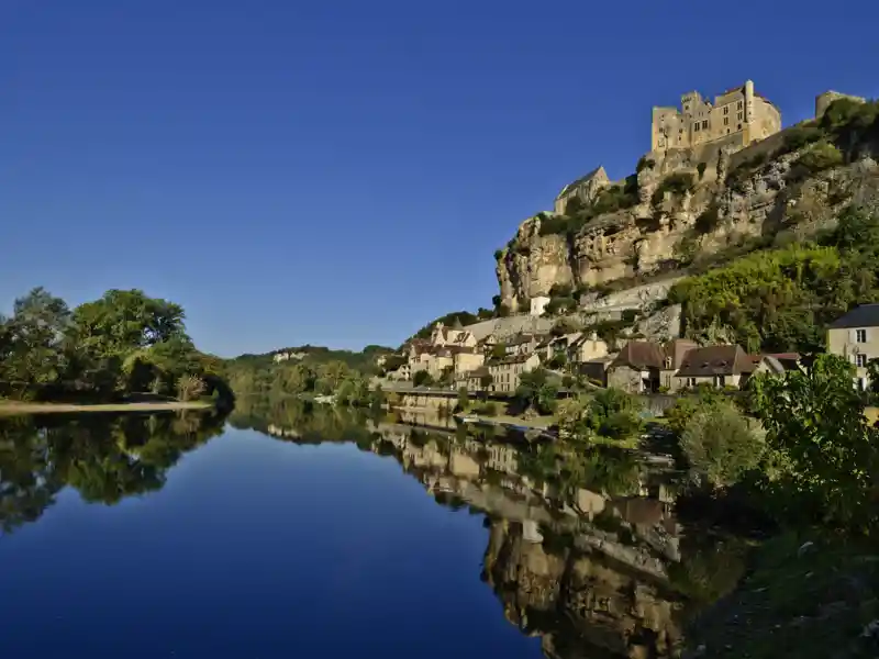 Auf unserer Studienreise nach Südwestfrankreich entdecken wir das Tal der Dordogne. Von der Burg von Beynac aus ist der Blick ins Tal einfach traumhaft.