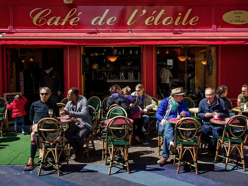 Auf unserer Rundreise durch die Bretagne ist immer auch Zeit für eine Pause in einem der vielen Straßencafés.