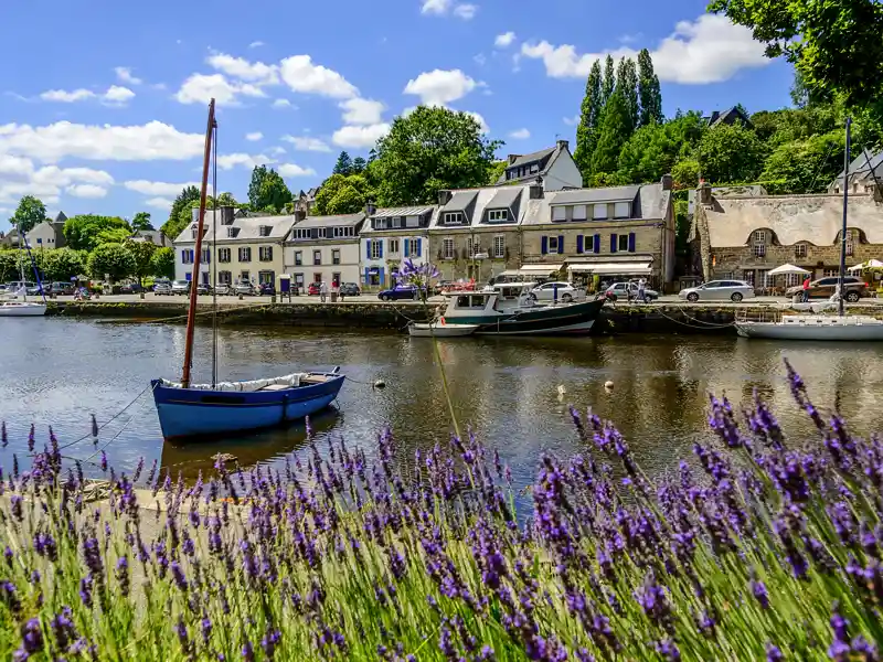 Auf unserer Studienreise in die Bretagne besuchen wir das idyllische Pont-Aven. Mit seinem Hafen und dem Bach, der zwischen den Häusern hindurchplätschert, hat es vor uns auch schon Paul Gauguin gefallen.