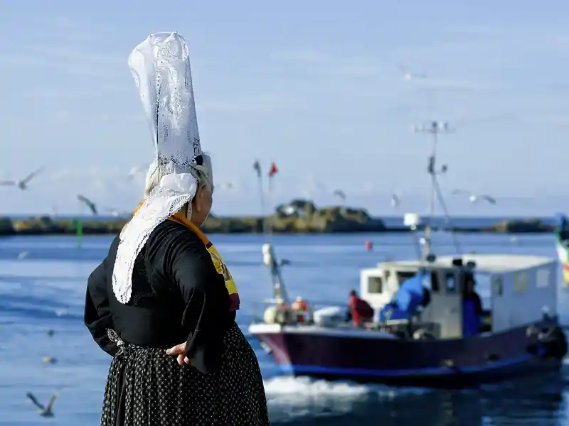 Die Bretagne ist geprägt vom Meer: mal sanfte Buchten, mal wilde Steilküsten - auf unserer Rundreise lernen wir die ganze Vielfalt der Landschaften der Region kennen.