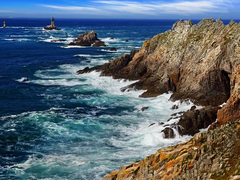 Am Pointe du Raz machen wir uns auf einen kleinen Spaziergang und werden währenddessen vom Wind kräftig durchgepustet.