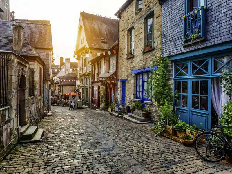 Auf unserer Reise lernen wir die Bretagne mit ihren typischen kleinen Dörfern kennen, wo die alten Steinhäuser dicht an dicht in den Gassen stehen. Besonders schön: die Morgenstimmung in einem bretonischen Dorf.