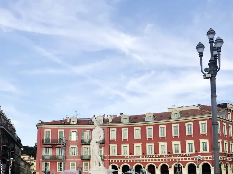 Folgen Sie Ihrer Studiosus-Reiseleitung in Nizza zur Place Masséna mit der Fontaine du Soleil. Von dort sind es nur wenige Schritte zur Altstadt und zur Promenade des Anglais am Mittelmeer.