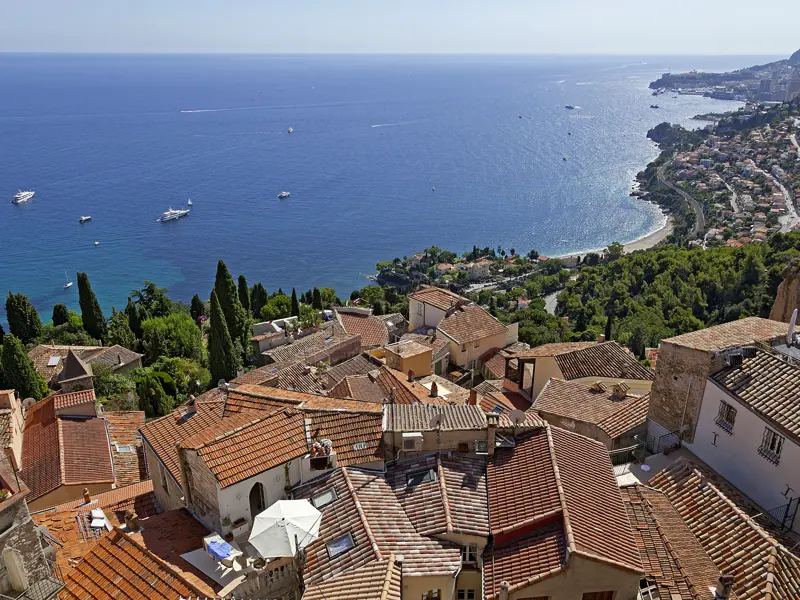 Azurblaues Meer und malerische Orte. Solche Ausblicke wie hier erwarten Sie täglich auf dieser Studienreise an die Cote d'Azur mit Standort Nizza.