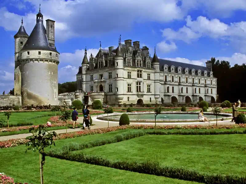 Wie gerne wären wir zu Gast gewesen auf einem der rauschenden Feste, die einst auf Schloss Chenonceau, dem Schloss der Damen, stattfanden. Wie gut, dass Sie mit Ihrem Studiosus-Reiseleiter unterwegs sind! Er versteht es, die Vergangenheit wieder aufleben zu lassen.