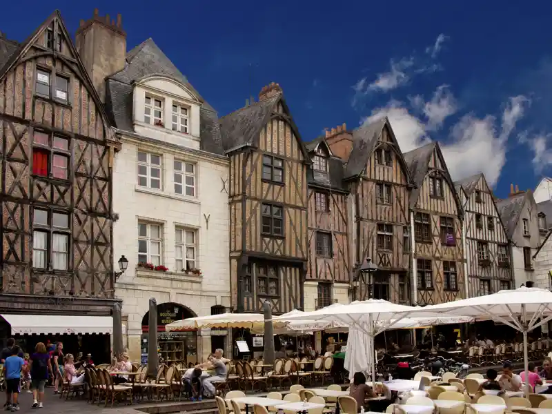 In Tours können Sie während unserer Studienreise in einem der Cafés im Schatten der historischen Fachwerkhäuser einen Café au Lait genießen.