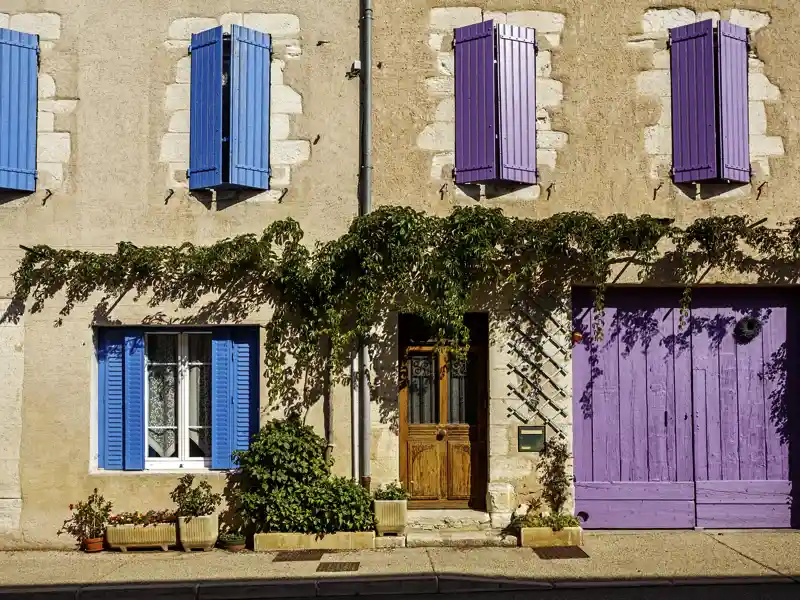 Auf unserer zehntägigen Rundreise mit Studiosus-Reiseleitung treffen wir immer wieder auf die Farben der Provence: das Blau des Himmels und das Violett des Lavendels.