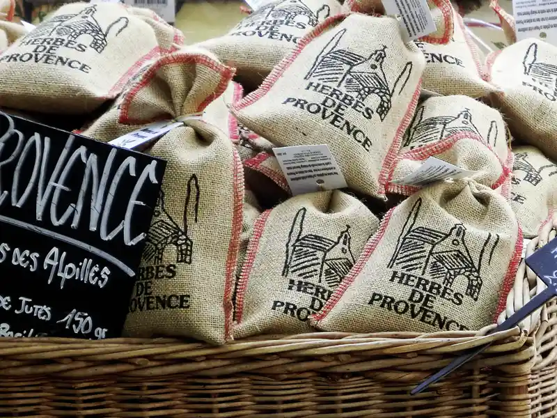 Wohl kaum jemand fährt von unserer Studienreise in die Provence ohne Herbes de Provence, den duftenden Kräutersäckchen, heim - zum Kochen und als ideales Mitbringsel.