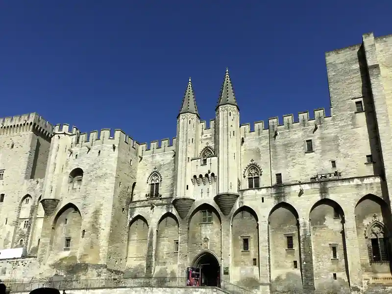 In der ehemaligen Papststadt Avignon erkunden wir den von der UNESCO zum Welterbe erhobenen Papstpalast. Nur eines der Highlights, die wir in zehn Tagen auf unserer Rundreise durch die Provence erleben.