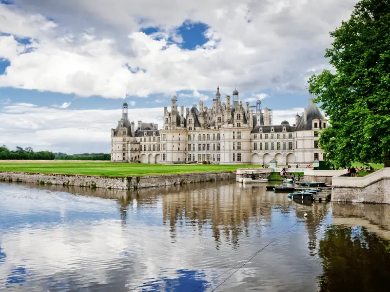 Unsere achttägige Studienreise mit dem Bus in das Tal der Loire mit Ausflügen zu den bekanntesten Schlössern und Gärten führt uns auch zum größten der Loire-Schlösser in Chambord (UNESCO-Welterbe).