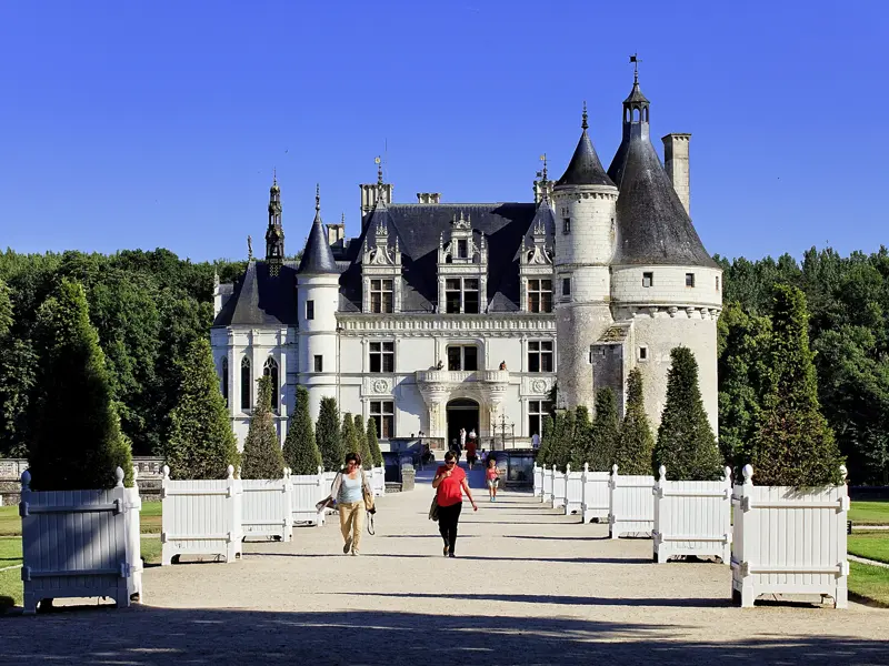 Schloss Chenonceau war einst bekannt für seine rauschenden Feste. Ihr Studiosus-Reiseleiter versetzt Sie in die Zeit von Diana von Poitiers, Katharina de Medici und anderen schillernden Figuren, die dem Schloss den Beinamen "Schloss der Damen" einbrachten.