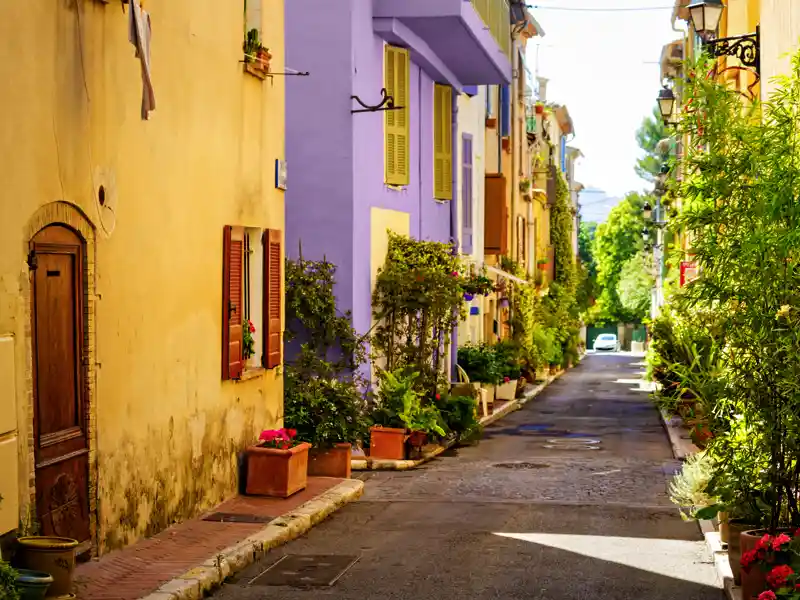 Stille Gassen, bunte Häuser. Auf Ihrer Rundreise durch die Provence zeigt Ihnen Ihre Studiosus-Reiseleiterin immer wieder solch romantische Orte.