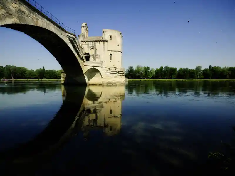 Auf unserer neuntägigen Studienreise durch die Provence besuchen wir Avignon und sehen die berühmte Ruine der Bogenbrücke.