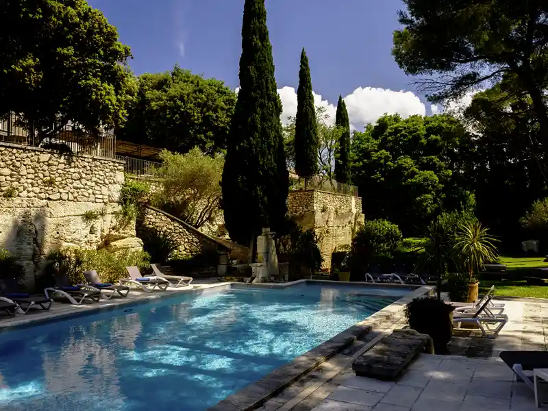 Am Ortsrand von Fontvieille, am Fuße der Alpilles, erwartet Sie das hübsche Landhotel Belesso mit einem großzügigen Garten, Pool und guter regionaler Küche. Die Zimmer sind geschmackvoll und in provenzalischem Stil eingerichtet.