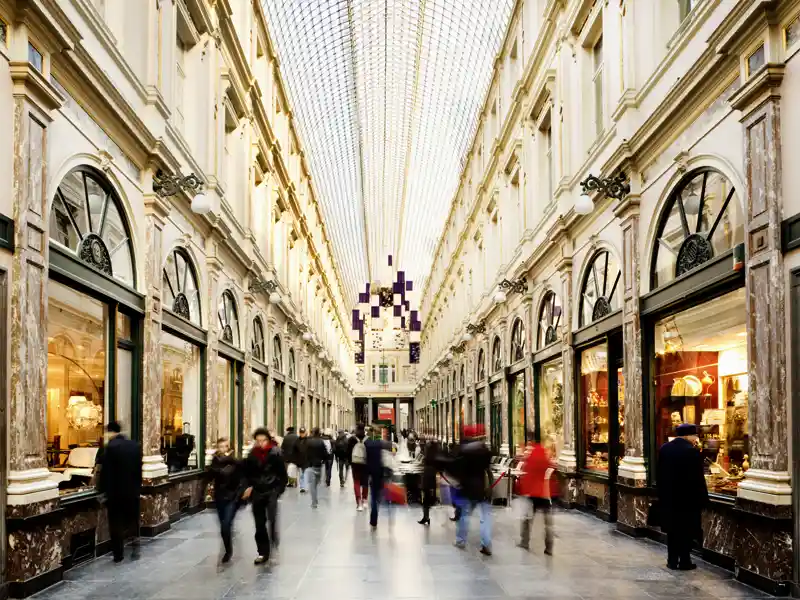 Flanieren mit Stil können wir auf unserer achttägigen Klassik-Studienreise in der Einkaufspassage Galeries Royales Saint-Hubert in Brüssel. So wird aus dem Schaufensterbummel ein galantes Erlebnis!