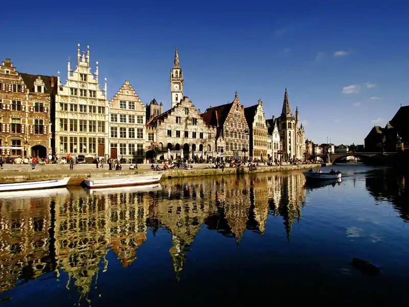 Vielen gilt Gent - hier eine Häuserzeile an der Graslei - mit seinem historischen Stadtbild und seinem reichen Kulturangebot als die schönste Stadt Flanderns. Selbstverständlich machen wir auf unserer Studienreise nach Belgien auch dort Station.