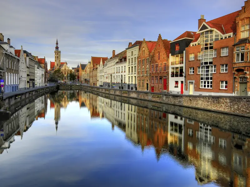 Brügge in Belgien ist berühmt für sein malerisches Stadtbild, das an die Zeit erinnert, als die Stadt ein weltweit führendes Handels- und Kunstzentrum war. Wir besuchen Brügge auf unserer Studienreise durch die Niederlande und Belgien.